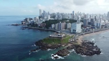 Salvador, Bahia, Brezilya - 21 Kasım 2021: Salvador 'daki Forte de Santo Antonio - Farol da Barra' nın hava manzarası.