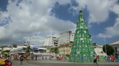 Salvador, bahia, brasil - 21 Kasım 2021: PET şişesinden yapılmış Noel ağacı ve geri dönüşümlü materila Salvador 'daki Thome de Sousa Meydanı' nda görülüyor.