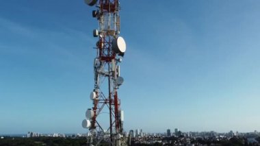 Salvador, Bahia, Brezilya - 20 Kasım 2021: Salvador 'daki Cabula mahallesindeki cep telefonu ve telekomünikasyon kulesi.