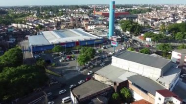 Salvador, Bahia, Brezilya - 20 Kasım 2021: Salvador 'daki Cabula mahallesindeki Büyük Bompreco süpermarketinin havadan görünüşü.