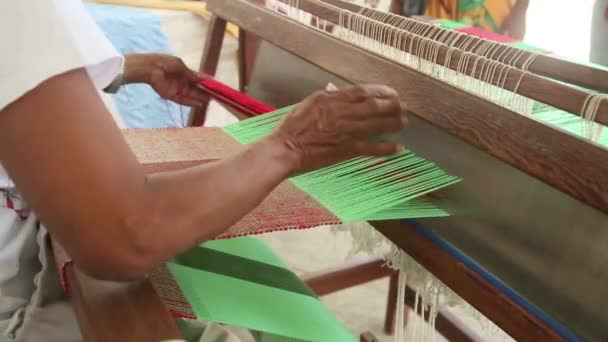 Salvador Bahia Brasil Noviembre 2021 Mujer Trabajando Telar Mano Ciudad — Vídeos de Stock