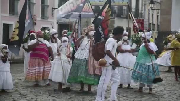 萨尔瓦多 巴伊亚 2021年11月20日 易碎的成员和黑人实体参与了萨尔瓦多城历史中心黑人领袖宗比 帕尔马的雕像的洗浴 — 图库视频影像