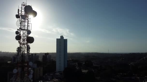 ブラジル バヒア州サラドール2021年11月20日 サルバドール市カビュラ地区の携帯電話と通信塔 — ストック動画