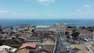 Salvador, Bahia, Brezilya - 20 Kasım 2021: Salvador şehrinin tarihi merkezi Pelourinho 'daki Terreiro de Jesus bölgesinin manzarası.