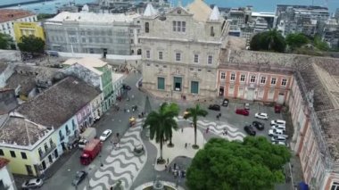 Salvador, Bahia, Brezilya - 20 Kasım 2021: Salvador şehrinin tarihi merkezi Pelourinho 'daki Terreiro de Jesus bölgesinin manzarası.