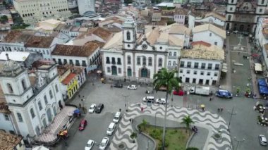 Salvador, Bahia, Brezilya - 20 Kasım 2021: Salvador şehrinin tarihi merkezi Pelourinho 'daki Sao Pedro dos Clerigos Kilisesi manzarası.