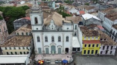 Salvador, Bahia, Brezilya - 20 Kasım 2021: Salvador şehrinin tarihi merkezi Pelourinho 'daki Sao Pedro dos Clerigos Kilisesi manzarası.