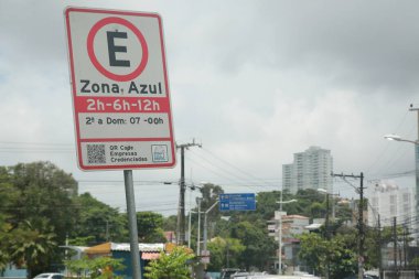 Salvador, Bahia, Brezilya - Kasım 24, 2021: Salvador 'da bir caddedeki Zona Azul programında ücretli park yeri olduğunu gösteren imza..