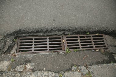 Salvador, Bahia, Brezilya - 24 Kasım 2021: Salvador şehrinde yağmur suyu toplamak için bir sokak oluğunun şebekesi