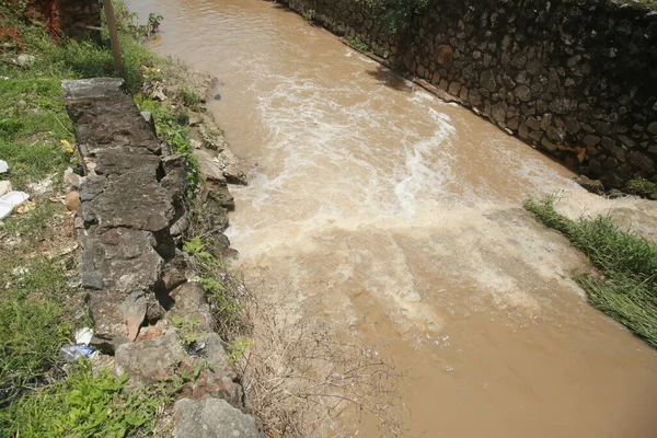 Salvador Bahia Brasilien November 2021 Fahrzeuge Passieren Einen Offenen Abwasserkanal — Stockfoto