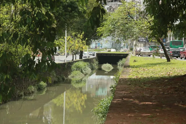 ブラジル バヒア州サルバドル発 2021年11月24日 サルバドール市ルカイア地方の下水水路に沿って通過する車両 — ストック写真