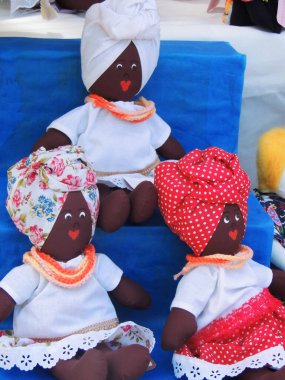 Salvador, Bahia, Brezilya - 20 Kasım 2021: Salvador şehrindeki bir el işi fuarında satılık bez bebek.