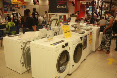 Salvador, Bahia, Brezilya - 26 Kasım 2021: müşteriler, Kara Cuma döneminde Salvador 'daki Shopping da Bahia' da bir mağazada çamaşır makinesinin yanında..