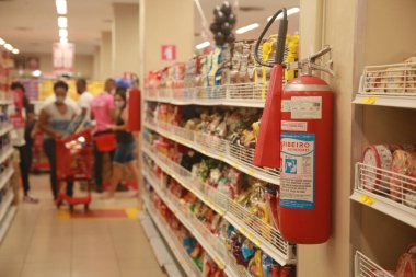Salvador, Bahia, Brezilya - 26 Kasım 2021: Salvador kentindeki bir süpermarkette yangın söndürücü rafının yanında görüldü..