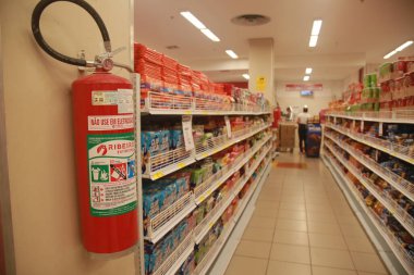 Salvador, Bahia, Brezilya - 26 Kasım 2021: Salvador kentindeki bir süpermarkette yangın söndürücü rafının yanında görüldü..
