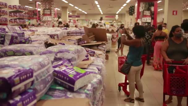 Salvador Bahia Brasilien November 2021 Kunde Beim Einkauf Einem Supermarktregal — Stockvideo