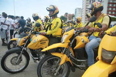 Salvador, Bahia, Brezilya - 21 Kasım 2021: Salvador şehrinde karnaval gerçekleştirilmesi talebiyle bir protesto sırasında motosikletli taksi şoförleri görüldü..