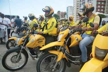Salvador, Bahia, Brezilya - 21 Kasım 2021: Salvador şehrinde karnaval gerçekleştirilmesi talebiyle bir protesto sırasında motosikletli taksi şoförleri görüldü..