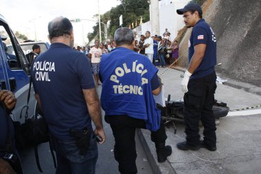 Salvador, Bahia, Brezilya - Setembro 30, 2013: Teknik polis ve cinayet masası ajanları Salvador 'da halka açık bir sokakta işlenen bir cinayeti araştırıyor..