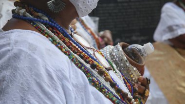 Salvador, Bahia, Brezilya - 20 Kasım 2021: Candomble üyeleri ve siyahi varlıklar, Salvador 'un Tarih Merkezi' nde siyahi lider Zumbi dos Palmares heykelinin yıkanmasına katıldılar..