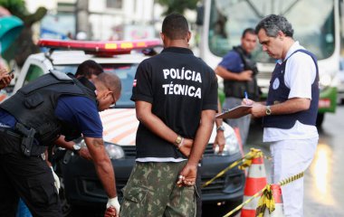 Salvador, Bahia, Brezilya - 31 Ağustos 2013: Teknik polis ve cinayet masası memurları Salvador 'da halka açık bir yolda bir adamın cinayetini araştırıyor.