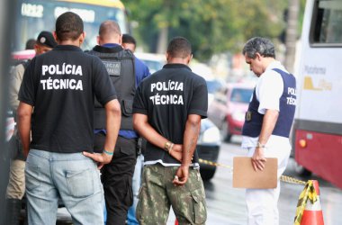 Salvador, Bahia, Brezilya - 31 Ağustos 2013: Teknik polis ve cinayet masası memurları Salvador 'da halka açık bir yolda bir adamın cinayetini araştırıyor.