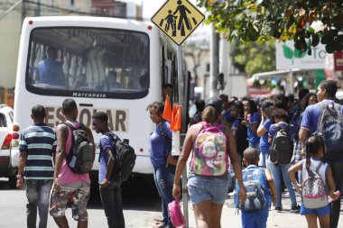 Laura de Freitas, Bahia, Brezilya - 21 Ağustos 2019: Lauro de Freitas şehir merkezindeki bir devlet okulundan öğrenciler okul otobüsünü beklerken görüldü..