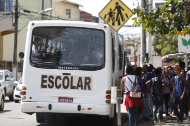 Laura de Freitas, Bahia, Brezilya - 21 Ağustos 2019: Lauro de Freitas şehir merkezindeki bir devlet okulundan öğrenciler okul otobüsünü beklerken görüldü..