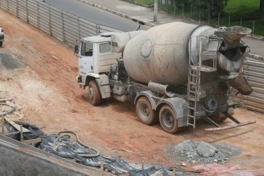 Salvador, Bahia, Brezilya - 30 Kasım 2021: Salvador şehrinde bir geçiş yolunun inşaatında beton karıştırıcı kamyon görüldü.