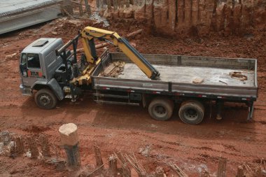 Salvador, Bahia, Brezilya - 30 Kasım 2021: Munck kamyonu Salvador 'da bir transit yol inşaatında.