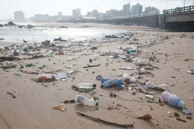 Salvador, Bahia, Brezilya - 30 Kasım 2021: Plastik şişe ve yığın çöp, Salvador şehrinin Rio Camurigipe ağzı yakınlarındaki Costa Azul sahilinde görüldü..