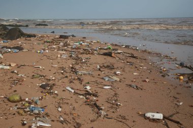 Salvador, Bahia, Brezilya - 30 Kasım 2021: Plastik şişe ve yığın çöp, Salvador şehrinin Rio Camurigipe ağzı yakınlarındaki Costa Azul sahilinde görüldü..