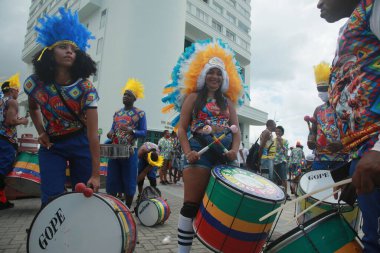 Salvador, Bahia, Brezilya - 21 Kasım 2021: Commanches bloğundan perküsyonist bir gösteri sırasında Salvador 'daki karnavalın gerçekleştirilmesini talep ediyor..