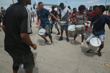 Salvador, Bahia, Brezilya - 21 Kasım 2021: Salvador şehrinde karnaval gerçekleştirilmesini talep eden bir protesto sırasında perküsyonist.