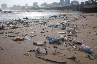 Salvador, Bahia, Brezilya - 30 Kasım 2021: Plastik şişe ve yığın çöp, Salvador şehrinin Rio Camurigipe ağzı yakınlarındaki Costa Azul sahilinde görüldü..