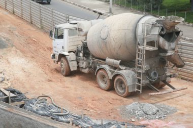 Salvador, Bahia, Brezilya - 30 Kasım 2021: Salvador şehrinde bir geçiş yolunun inşaatında beton karıştırıcı kamyon görüldü.