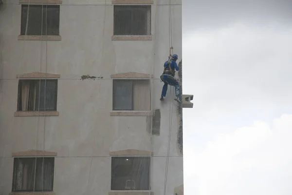 ブラジル バヒア州サルヴァドール2021年11月30日 サルバドール市内の建設修理中に建物のファサードにロープで吊るされた建設労働者 — ストック写真