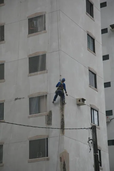 2021年11月30日 萨尔瓦多市建筑维修期间 建筑工人用绳索吊在建筑正面 — 图库照片