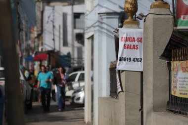 Salvador, Bahia, Brezilya - 4 Temmuz 2017: Salvador 'un Pituba semtindeki mülklerde kira için imza atın