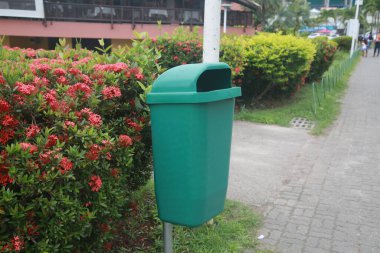 Salvador, Bahia, Brezilya - dezembro 2, 2021: Plastikten yapılmış çöp sepeti Salvador şehrindeki bir parkta görüldü.