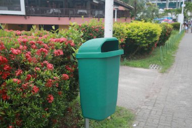 Salvador, Bahia, Brezilya - dezembro 2, 2021: Plastikten yapılmış çöp sepeti Salvador şehrindeki bir parkta görüldü.