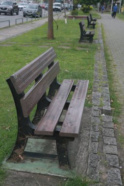 Salvador, Bahia, Brezilya - 2 Aralık 2021: Taklit ahşap plastikten yapılmış bank Salvador kentindeki bir halk parkında görüldü..