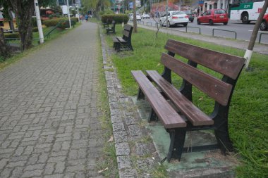 Salvador, Bahia, Brezilya - 2 Aralık 2021: Taklit ahşap plastikten yapılmış bank Salvador kentindeki bir halk parkında görüldü..