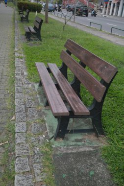 Salvador, Bahia, Brezilya - 2 Aralık 2021: Taklit ahşap plastikten yapılmış bank Salvador kentindeki bir halk parkında görüldü..