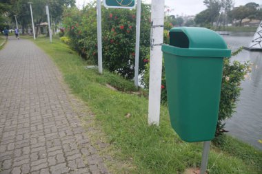 Salvador, Bahia, Brezilya - dezembro 2, 2021: Plastikten yapılmış çöp sepeti Salvador şehrindeki bir parkta görüldü.