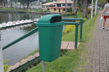 Salvador, Bahia, Brezilya - dezembro 2, 2021: Plastikten yapılmış çöp sepeti Salvador şehrindeki bir parkta görüldü.