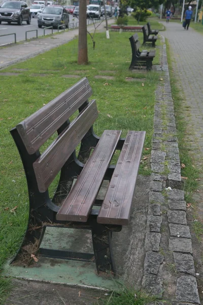 살바도르 공원에서는 나무로 플라스틱을 구조사 바히아 벤치를 수있다 — 스톡 사진