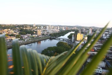 Itabuna, Bahia, Brezilya - 7 Haziran 2011: Güney Bahia 'daki Itabuna şehrinden geçen Cachoeira nehrinin havadan görünüşü.