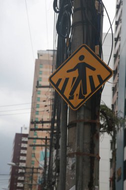 Salvador, Bahia, Brezilya - 30 Kasım 2021: Salvador şehrinde yaya geçidini gösteren trafik levhası.