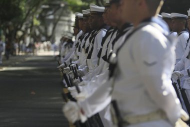Salvador, Bahia, Brezilya - 7 Eylül 2014: Brezilya 'nın Salvador kentinde bağımsızlığını kutlamak için düzenlenen sivil-askeri geçit sırasında Brezilya Donanması' nın askeri üyeleri.